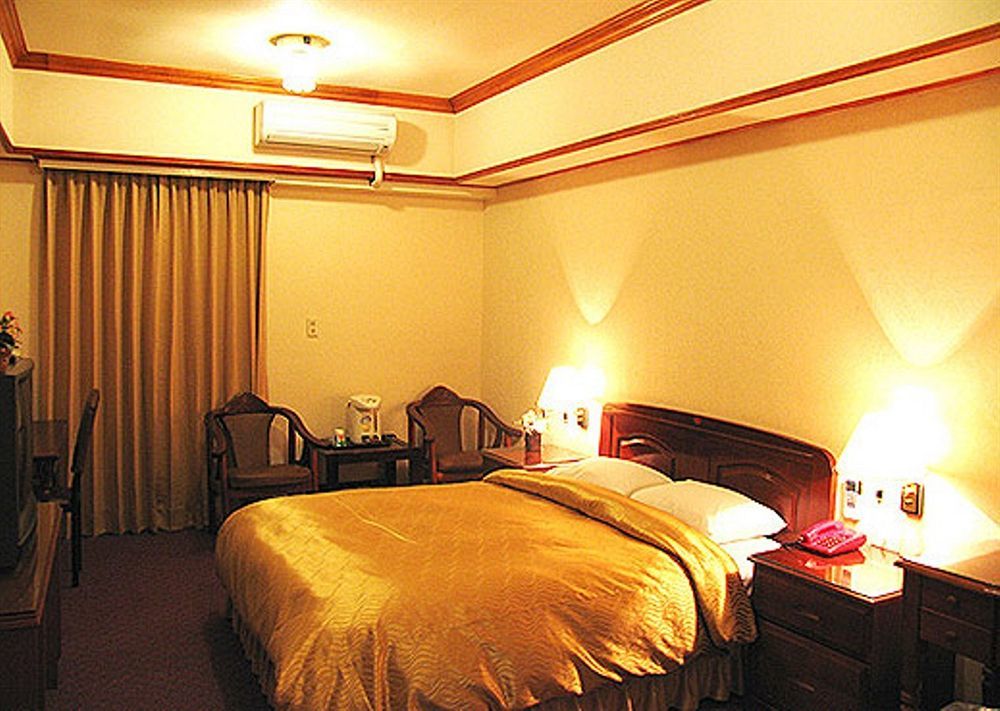 Sin Fu Business Hotel Taichung Buitenkant foto